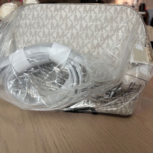 Michael Kors Jet Set Travel Crossbody Bag – Vanilla Logo – New With Packaging - Picture 3 of 4